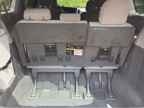 Used 2020 Toyota Sienna LE w/ LE Preferred Package FWD image 6
