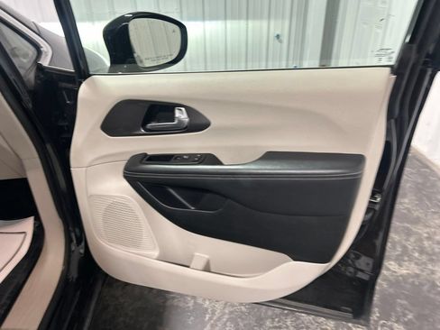 Used 2024 Chrysler Pacifica Touring-L FWD image 18