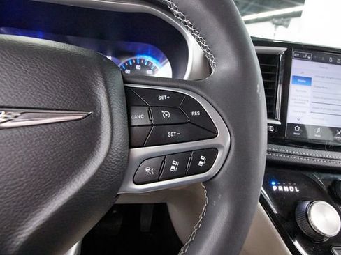 Used 2022 Chrysler Pacifica Touring-L AWD/4WD image 17