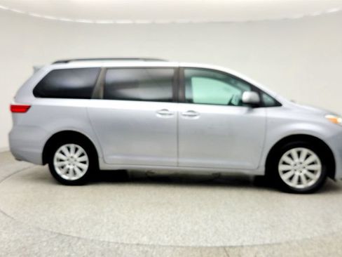 Used 2017 Toyota Sienna XLE Premium AWD/4WD image 4