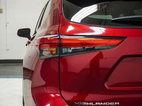 Used 2023 Toyota Highlander XLE image 41