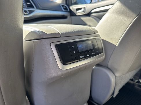 Used 2018 Toyota Highlander XLE image 29