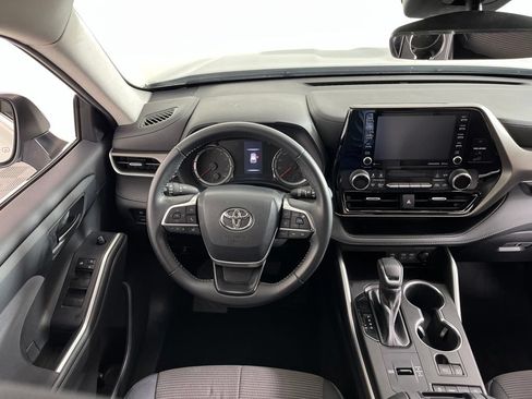 Used 2022 Toyota Highlander LE FWD image 2