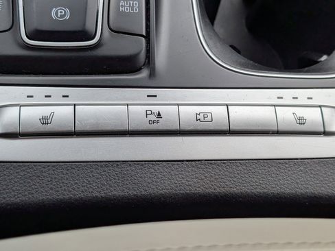 Used 2024 Kia Carnival LX image 24