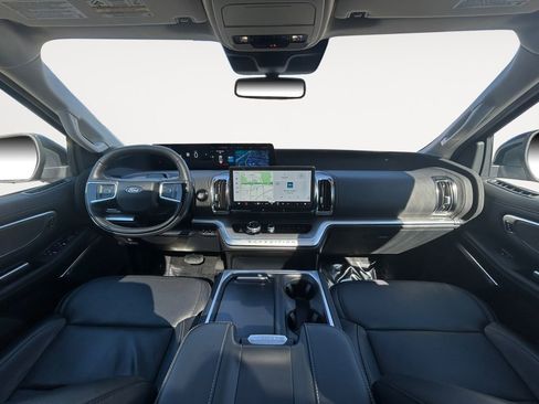 Used 2025 Ford Expedition Platinum image 4