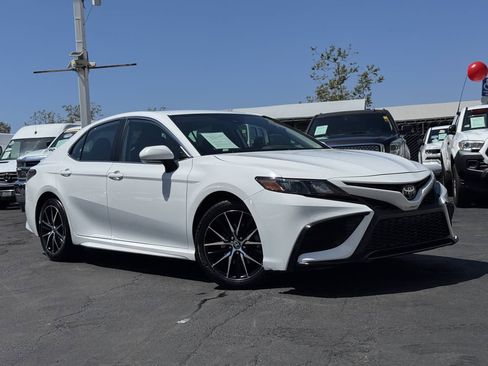 Used 2022 Toyota Camry SE FWD image 2