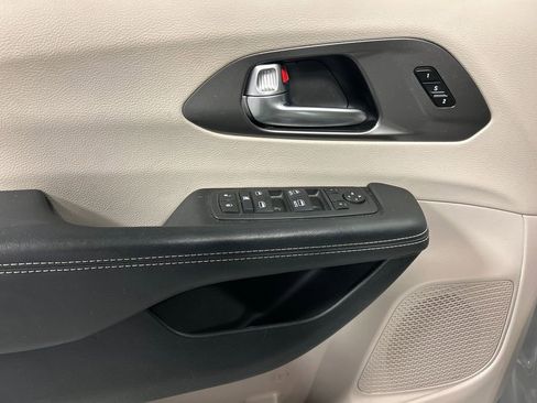 Used 2024 Chrysler Pacifica Touring-L image 14