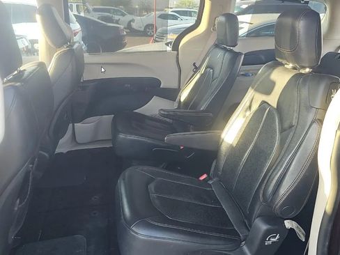 Used 2018 Chrysler Pacifica Touring-L FWD image 11