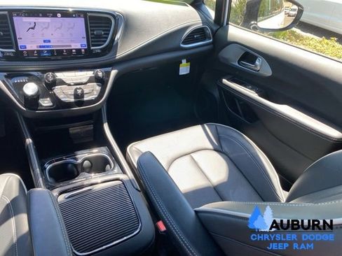 Used 2026 Chrysler Pacifica Limited FWD image 23