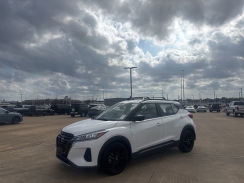 Certified 2023 Nissan Kicks SR w/ Exterior Package image 9