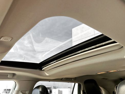 Used 2024 Toyota Highlander XLE image 25