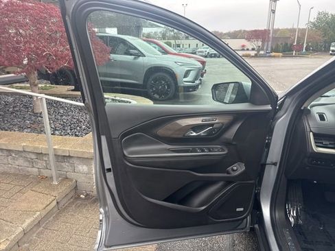 Used 2024 GMC Terrain Denali w/ Denali Premium Package AWD/4WD image 9