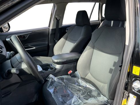 Used 2021 Toyota RAV4 LE image 9
