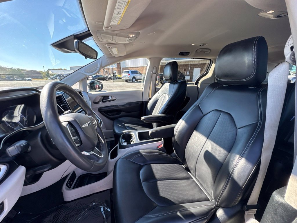 Used 2024 Chrysler Pacifica Touring-L FWD image 7