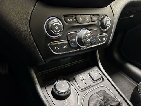 Used 2022 Jeep Cherokee Latitude Lux w/ Sun & Sound Group AWD/4WD image 20