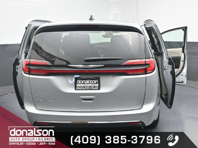 Used 2024 Chrysler Pacifica Touring-L FWD image 25