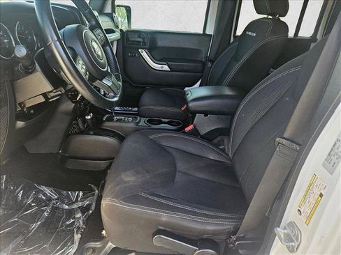 Used 2015 Jeep Wrangler Unlimited Rubicon w/ Connectivity Group AWD/4WD image 15