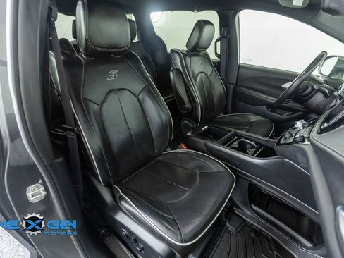 Used 2021 Chrysler Pacifica Limited w/ Uconnect Theater Family Group FWD image 40