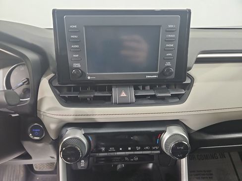 Used 2021 Toyota RAV4 XLE w/ Convenience Package image 18