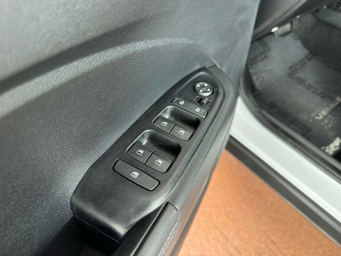 Used 2022 Hyundai Venue Limited image 14