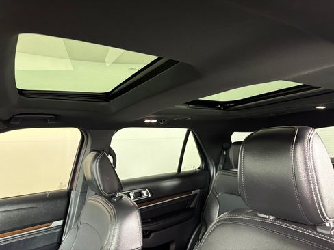 Used 2018 Ford Explorer Limited w/ Equipment Group 301A FWD image 12