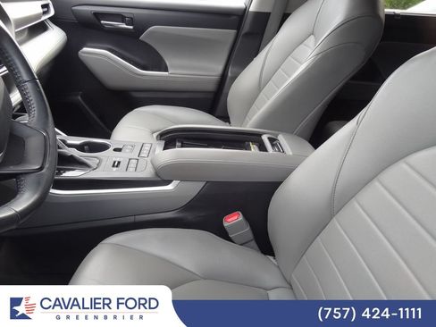 Used 2022 Toyota Highlander XLE AWD/4WD image 7