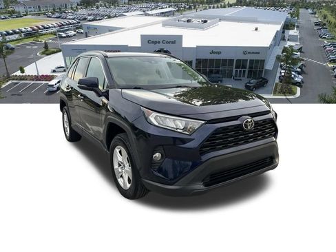 Used 2021 Toyota RAV4 XLE w/ Convenience Package FWD image 3