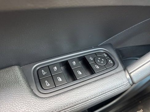 Used 2024 Porsche Cayenne w/ Premium Package image 31