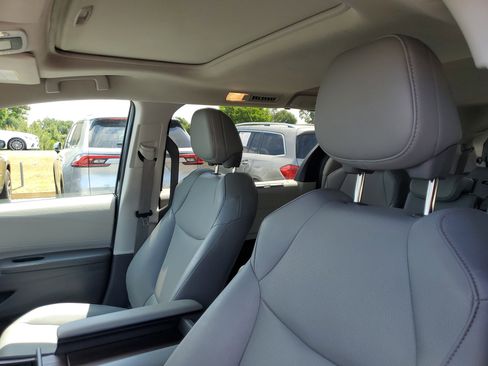 Used 2024 Toyota Sienna XLE FWD image 15