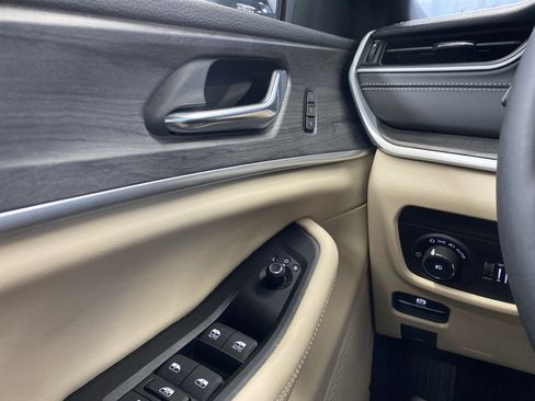 Certified 2024 Jeep Grand Cherokee Limited w/ Luxury Tech Group II image 23