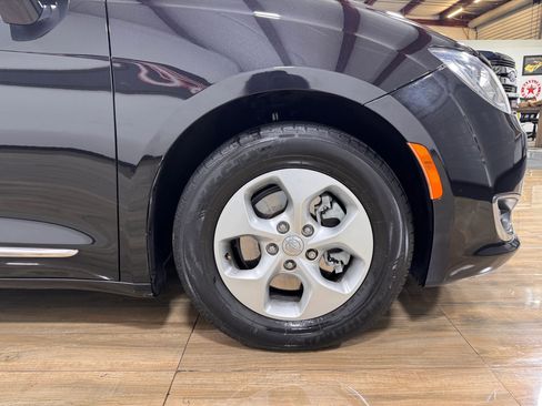 Used 2017 Chrysler Pacifica Touring-L Plus image 5