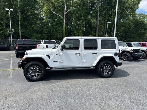 Used 2026 Jeep Wrangler Unlimited Sahara AWD/4WD image 6