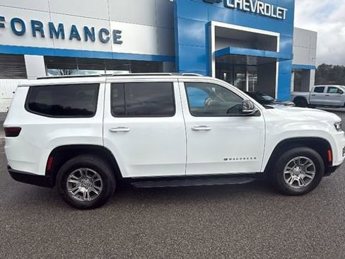 Used 2024 Jeep Wagoneer 4WD image 3