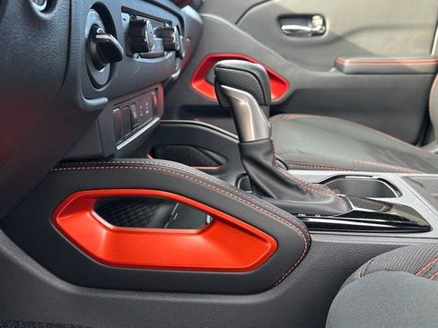 Used 2025 Nissan Frontier PRO-4X image 12