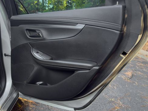 Used 2019 Chevrolet Impala LT FWD image 33