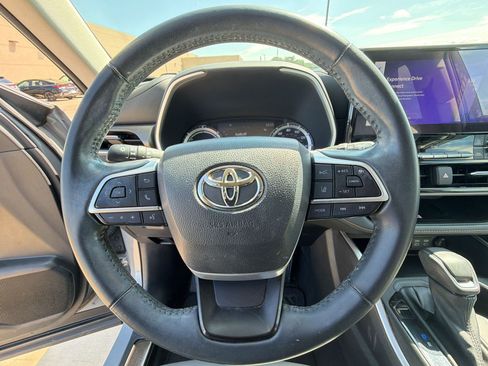 Used 2023 Toyota Highlander Bronze Edition FWD image 16