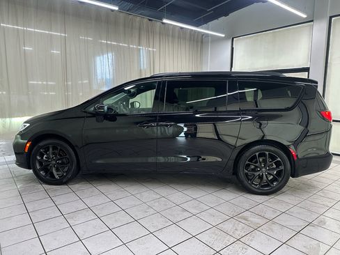 Used 2026 Chrysler Pacifica Limited w/ S Appearance Package FWD image 11