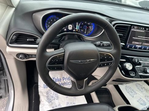 Used 2024 Chrysler Pacifica Touring-L image 13