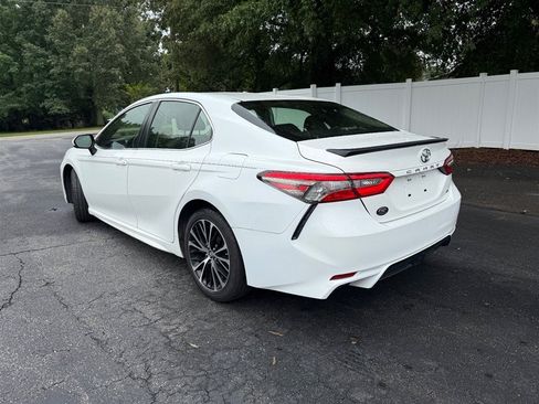 Used 2018 Toyota Camry SE FWD image 3