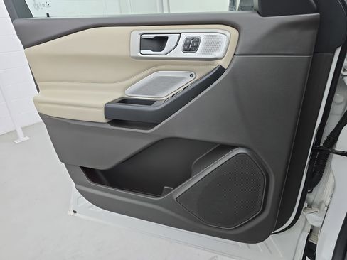 Used 2020 Ford Explorer Platinum w/ Premium Technology Package image 28