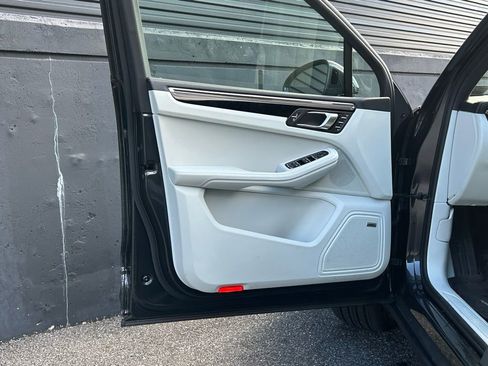 Certified 2026 Porsche Macan image 20