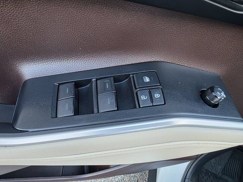 Used 2021 Toyota Highlander XLE AWD/4WD image 14