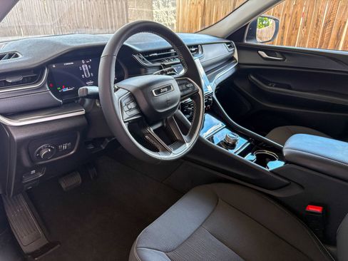 Used 2023 Jeep Grand Cherokee Laredo w/ Luxury Tech Group I AWD/4WD image 7