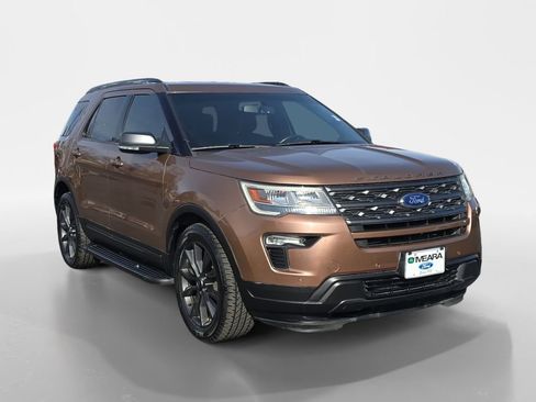 Used 2018 Ford Explorer XLT w/ Equipment Group 202A image 6
