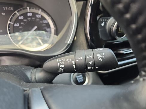 Used 2020 Toyota Highlander XLE AWD/4WD image 25