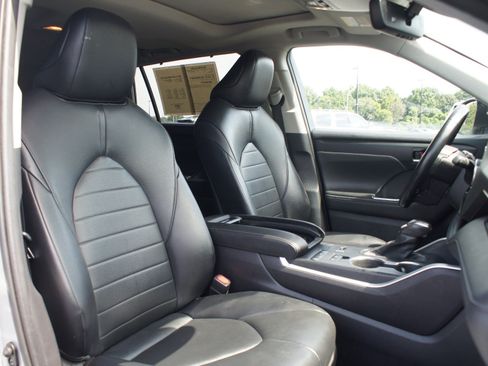 Used 2021 Toyota Highlander XLE FWD image 23