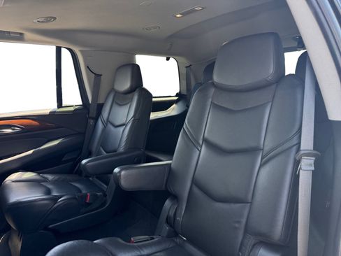 Used 2019 Cadillac Escalade Luxury AWD/4WD image 13