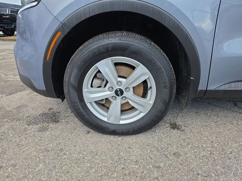 Used 2023 Kia Sorento LX image 27