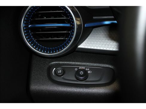 Used 2025 Chevrolet Trax LT w/ LT Convenience Package image 29