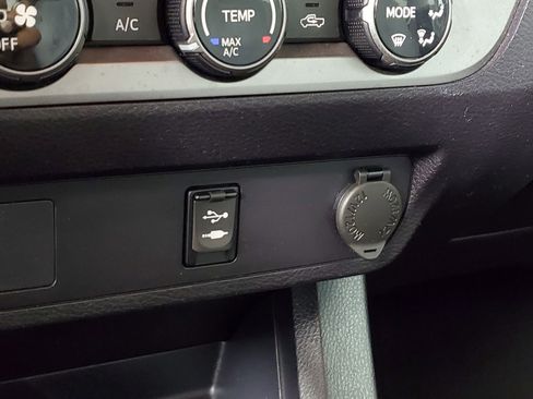 Used 2018 Toyota Tacoma SR image 28